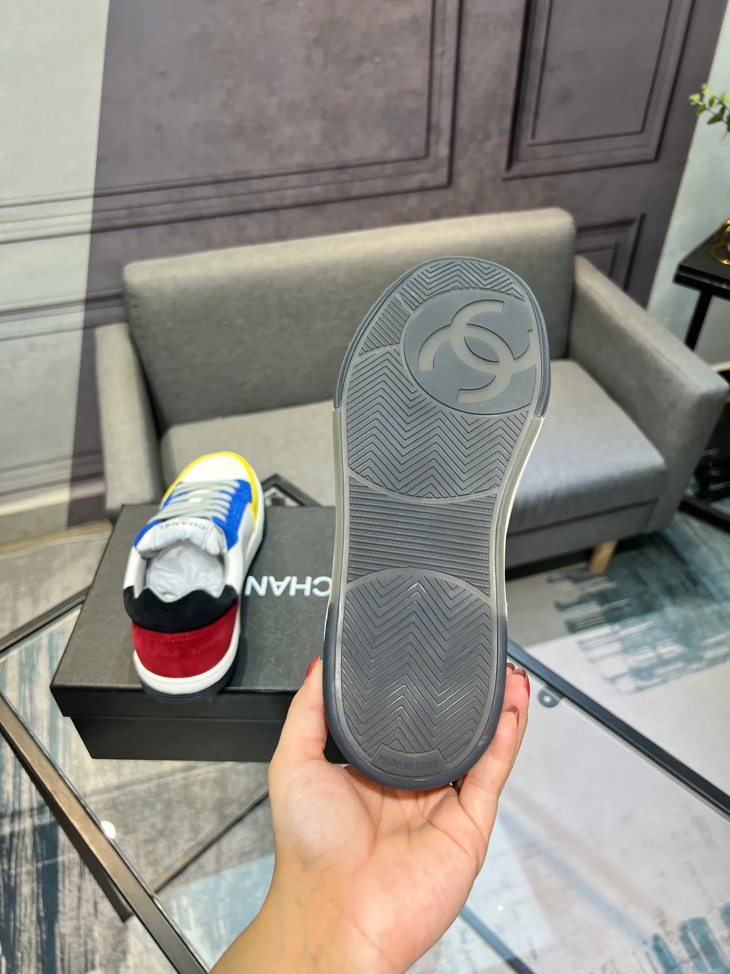Men's men's shoes 💰620 Exclusive real shot (top version) CHANEL Chanel's new panda sneakers Panda shoes Chanel 2025ss color matching thick-soled casual sports shoes sneakers Counter synchronization The counter is very popular Very difficult to buy a shoe The most popular thick-soled panda shoes on the Internet It is obvious that Xiaoxiang control cannot miss it Simple and versatile white shoes that have both good looks and comfort Thick sole increases height, is super versatile and can be worn with eyes closed😍 Whoever wears it will look better. Upper: calfskin. Lining: imported sheepskin lining. Outsole: TPU original outsole. Size: 35-44 (41 for women, 40 for men, custom made).